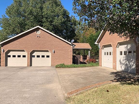 3rd image of 905 Jackson Dr