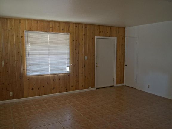 3rd image of 3007 E Hartford Ave