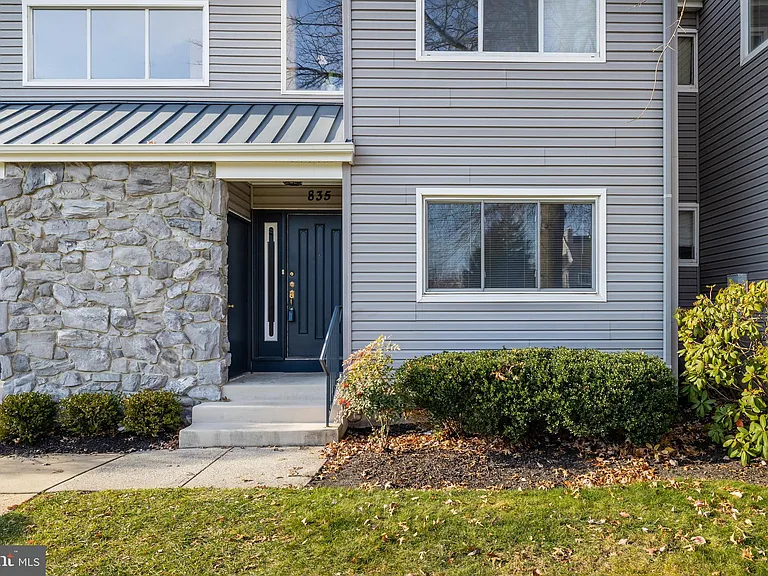 835 Chanticleer — Photo 4
