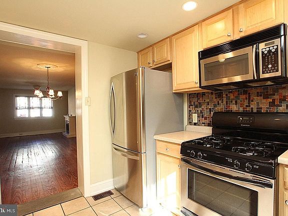 2nd image of 2206 Montrose St