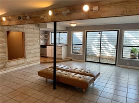 2400 Jarratt Ave, Austin, TX
