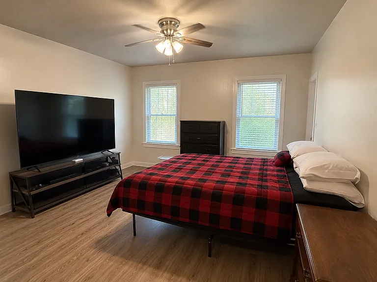 914 N Sycamore St — Photo 6