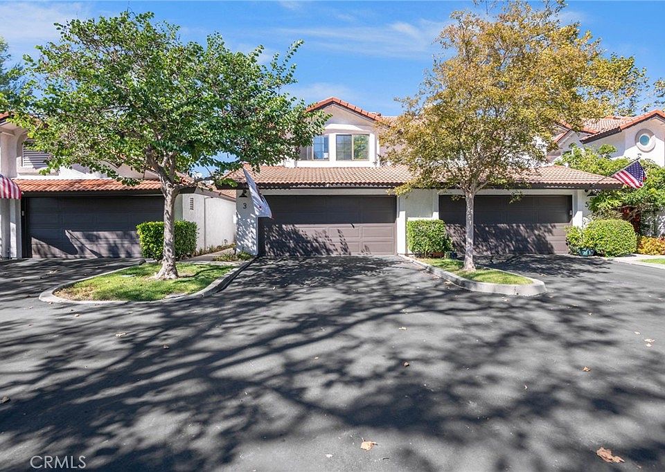 1st image of 3 Shadow Hill Ln