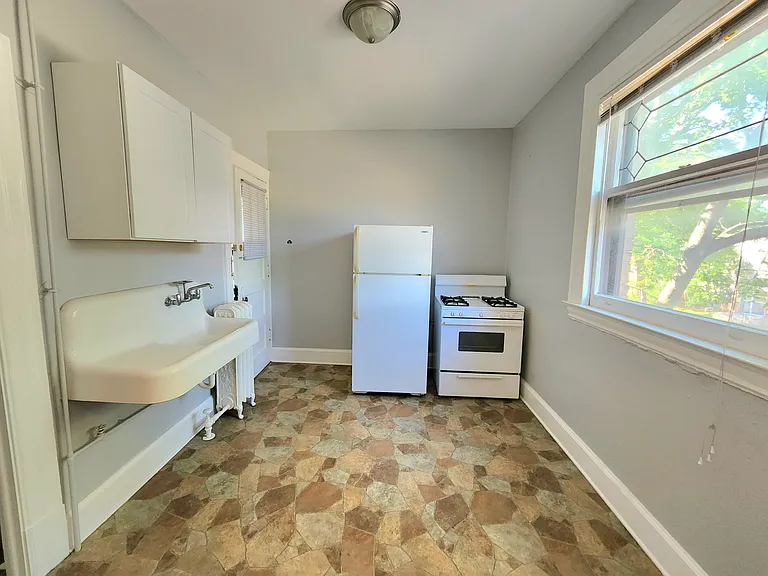 327 6th Ave SE #4 — Photo 3