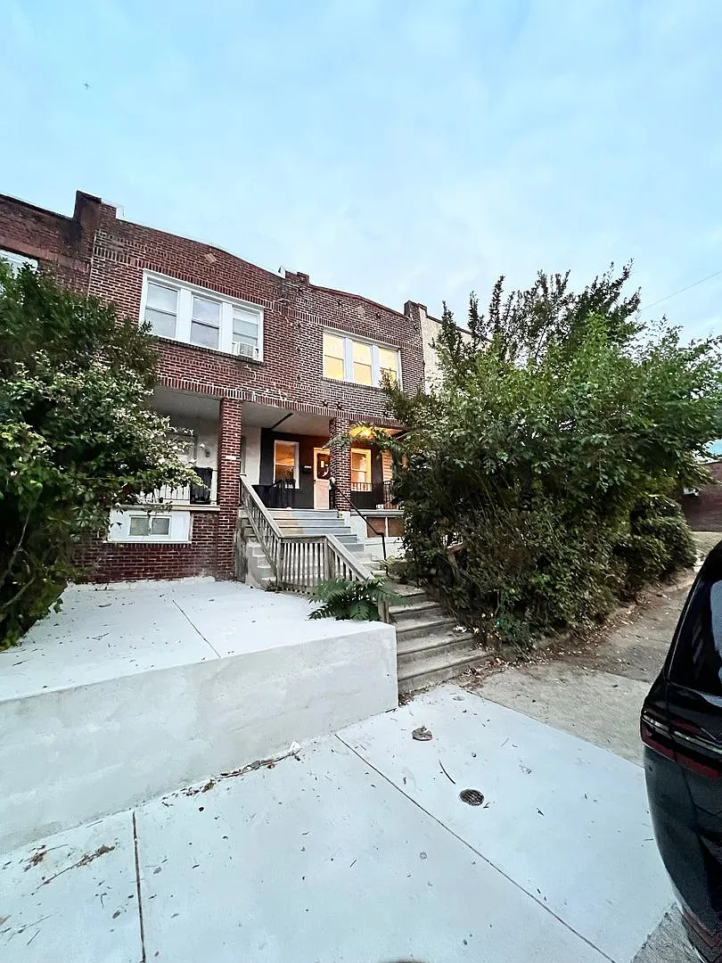 Cozy Modern Updated 3 Bedroom Townhome w/ Stainless Steel — Photo 2