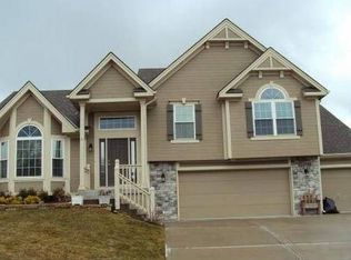 608 Coach Light Cir, Smithville, MO 64089