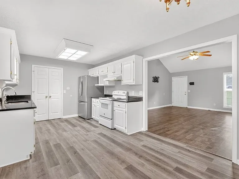 108 Roberts Dr — Photo 5