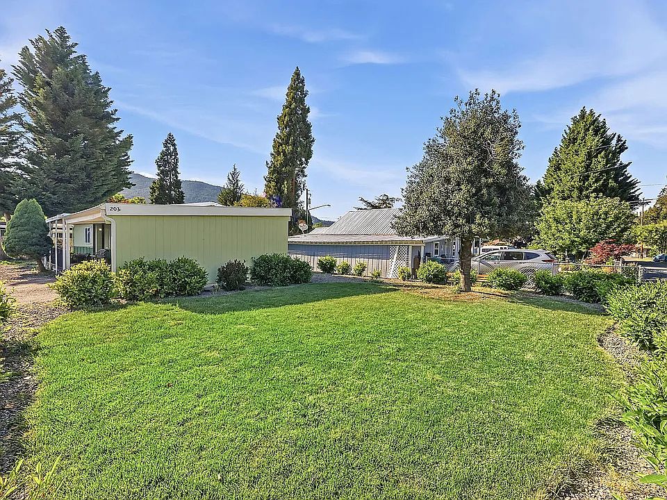 Front Yard. Low maintenance Sprinkler system and drip lines. Property is Completely fence.