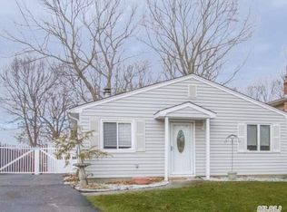 36 Hillside Rd, Farmingville, NY 11738