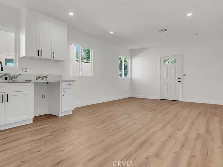 3918 W 28th St — Photo 3