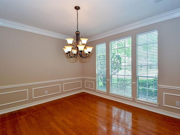 Good size dining room...