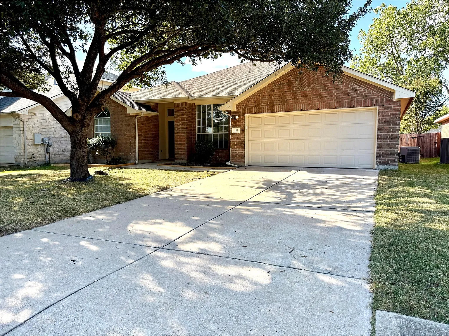 3 bed, 2.0 bath, 1809 sqft, $2,000 — Photo 2