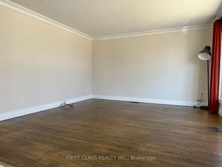 28 Collins Cres #UPPER — Photo 15