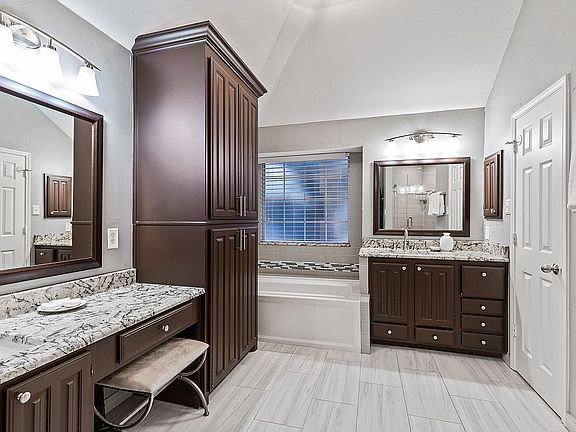 4th image of 2417 Pinehurst Dr
