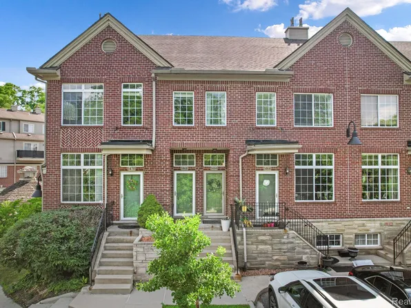 1466 Silverbrook Ridge Dr, Walled Lake, MI 48390