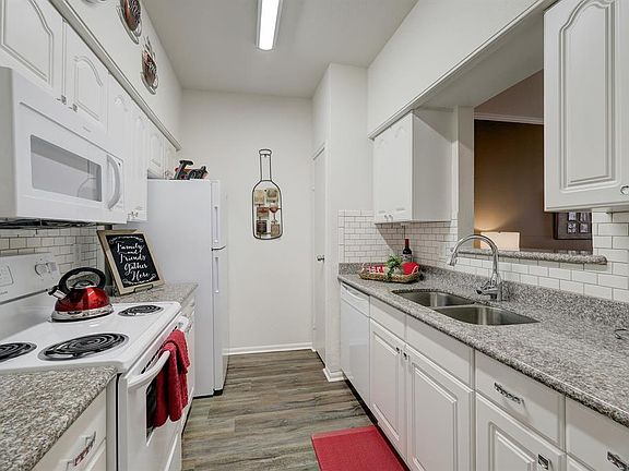 5th image of 9850 Pagewood Lane #1202