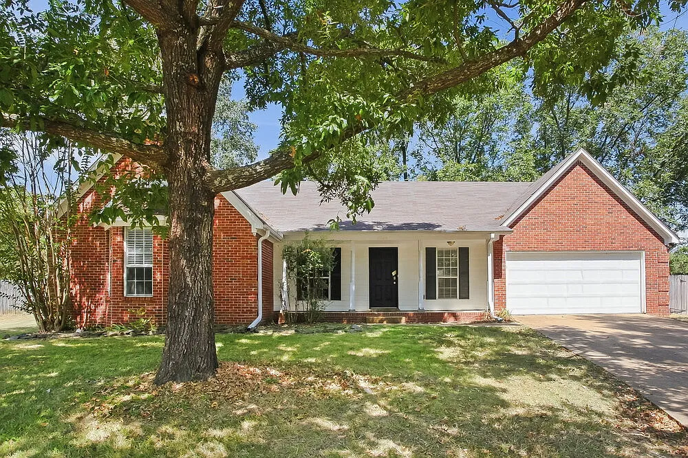 4 bed, 2.0 bath, 1900 sqft, $1,900 — Photo 1