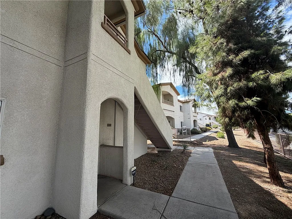 2 bed, 2.0 bath, 958 sqft, $1,350 — Photo 2