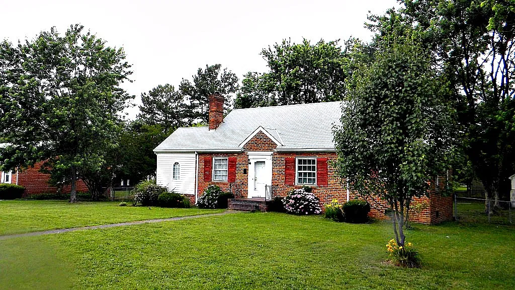 3 BR / 1 BA Fabulous home off Williamsburg Road. Pets considered. Available January 6th, 2020. — Photo 1