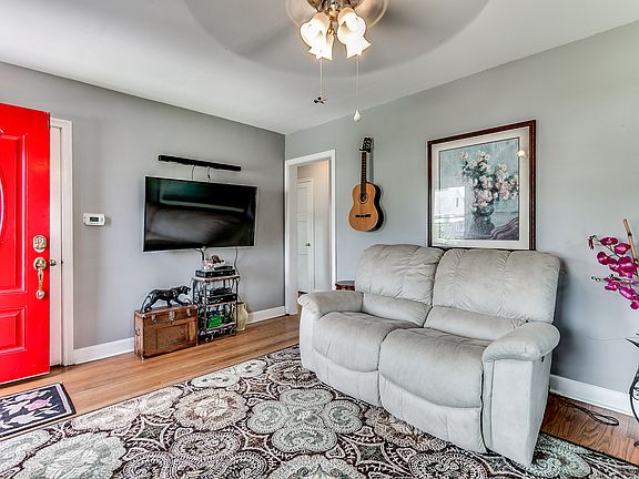 4th image of 24 Mount Vernon Dr
