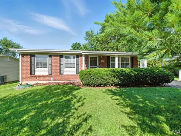 2816 Glenway Dr, Maryland Heights, MO 63043