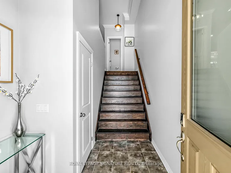 534 Stream Cres — Photo 3