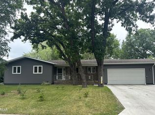 100 Oak St E, Cavalier, ND 58220