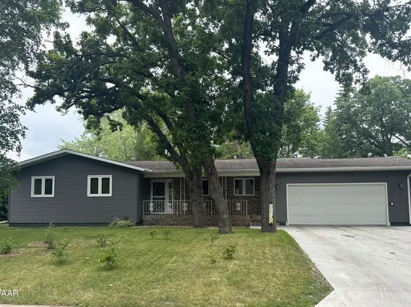 100 Oak St E, Cavalier, ND 58220