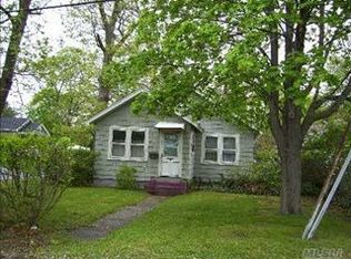 7 Oak St, Bayport, NY 11705
