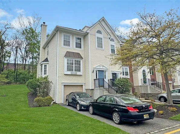 1051 Ash Dr, Mahwah, NJ 07430