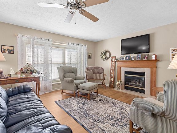 4th image of 1045 Walnut Creek Ln
