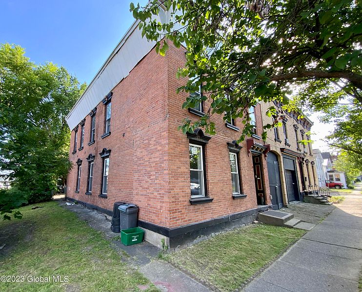2nd image of 922 23rd Street