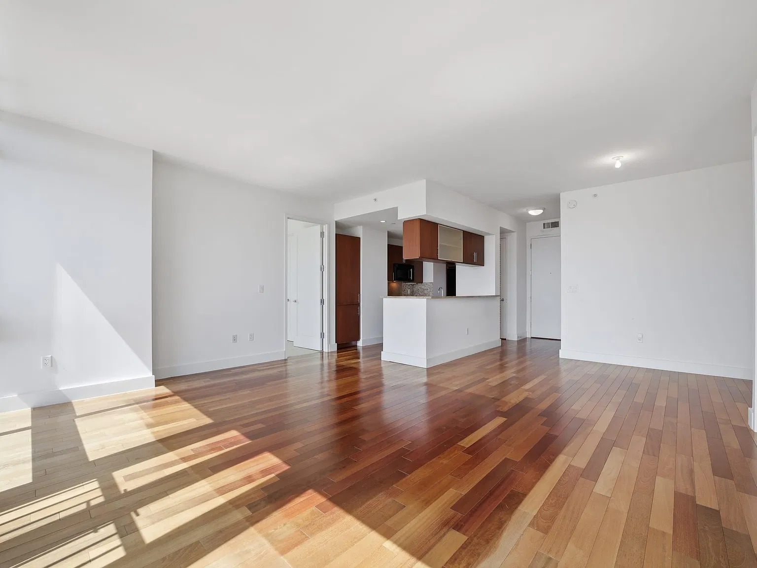 2 bed, 2.5 bath, 1299 sqft, $4,650 — Photo 2