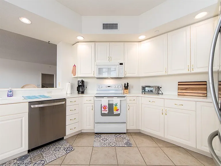 521 Mandalay Ave #410 — Photo 13
