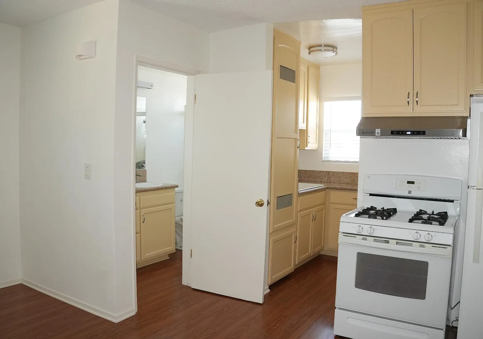 2707 Pomeroy Ave - Unit 5 — Photo 2