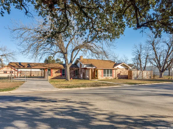 706 20th St, Hondo, TX 78861