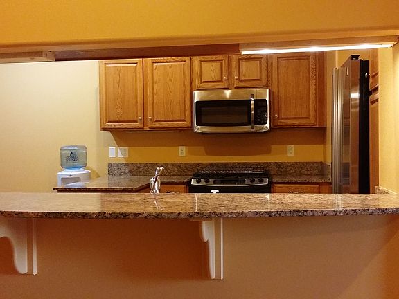 Passthrough from hallway into kitchen adds an additional eat