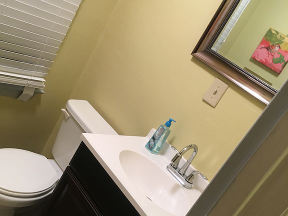 newly remodeled 1/2 bath