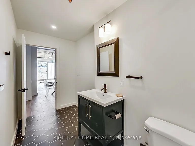 1602 Queen St E #101 — Photo 15