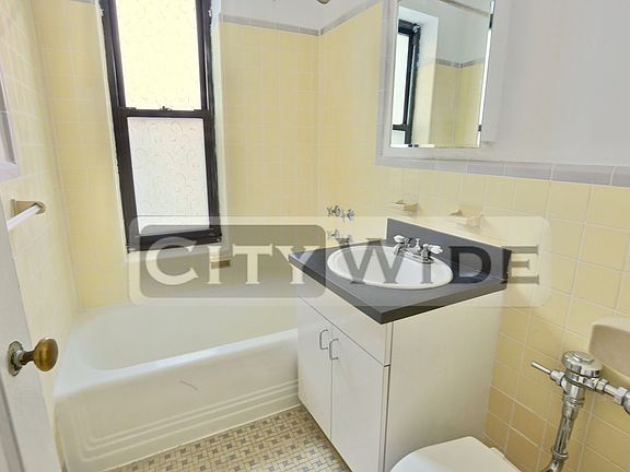 5th image of 162 E 55th St APT 2D