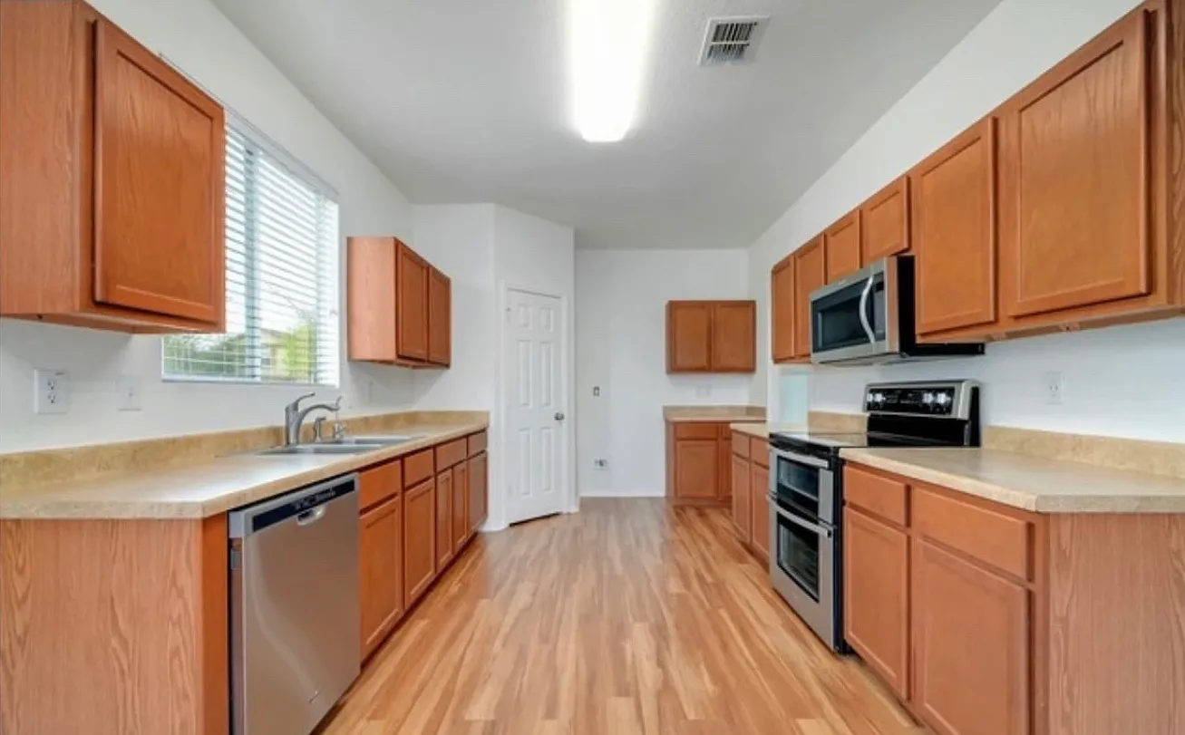 5 bed, 3030 sqft, $2,450 — Photo 4