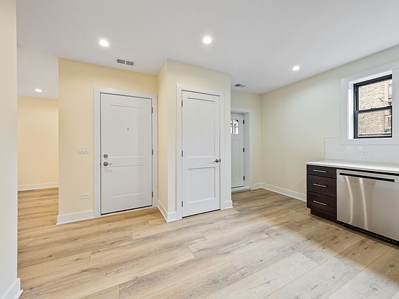 3rd image of 1248 W Addison St APT 1B