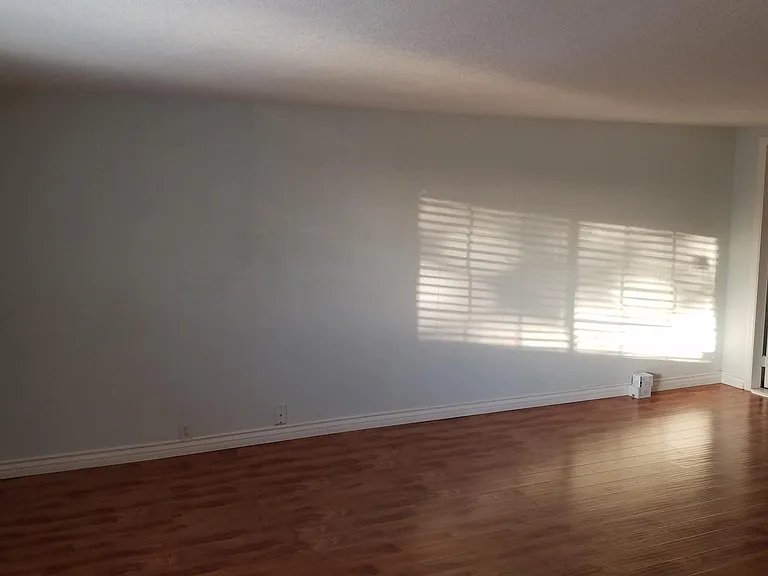 721 N Mountain View St — Photo 12