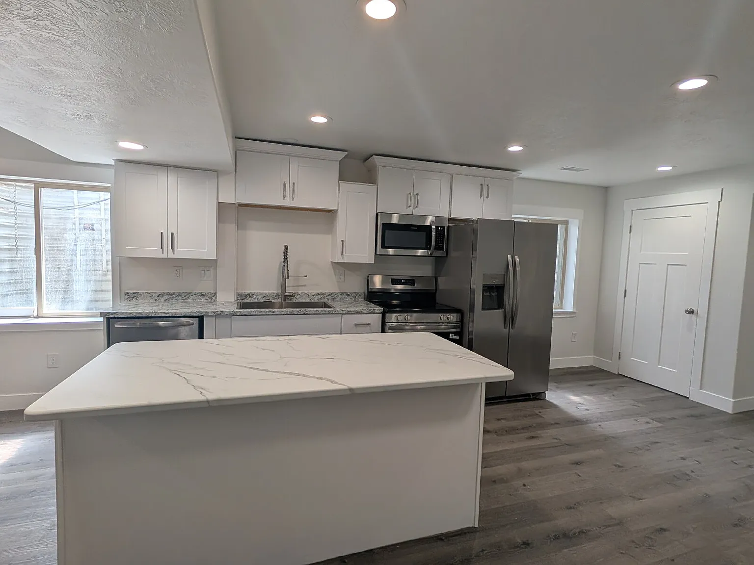 3 bed, 1.0 bath, 1600 sqft, $2,295 — Photo 3
