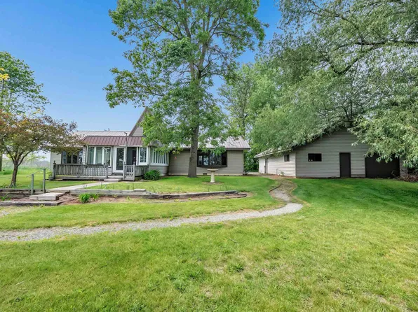 1611 Harbor Rd, Oconto, WI 54153