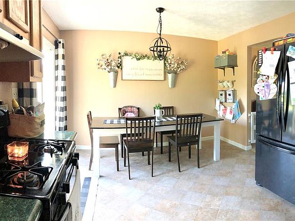 5th image of 836 Grove Ln