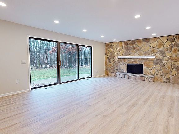 3rd image of 19270 Briarwood Ln