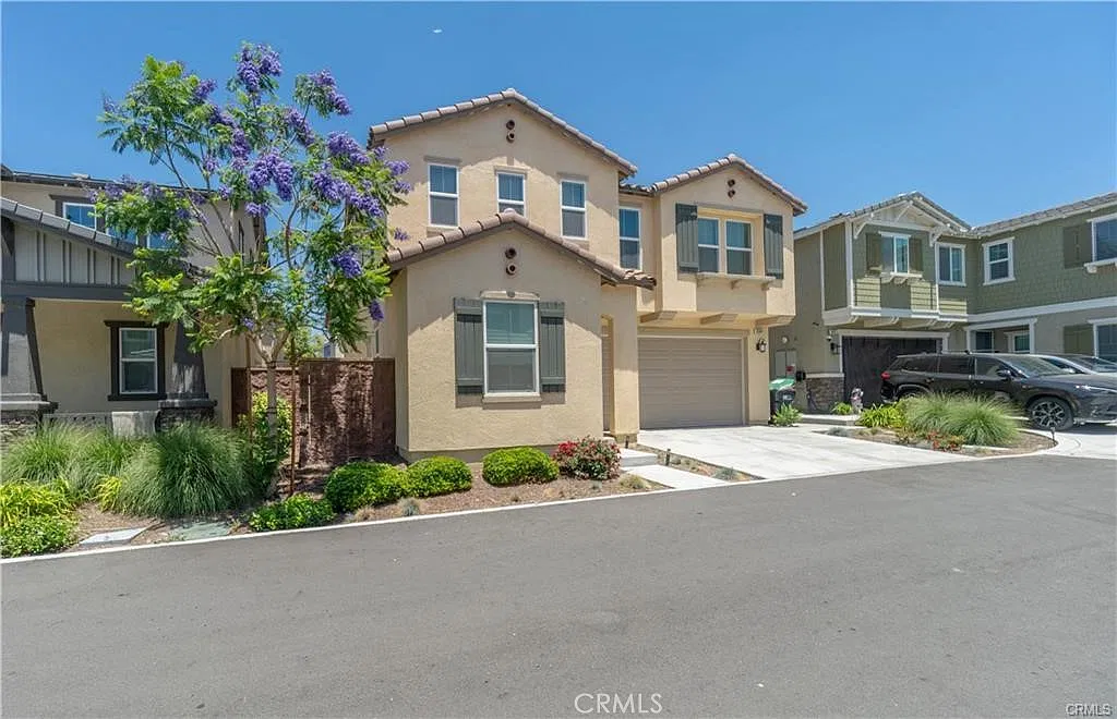 3 bed, 2.5 bath, 2096 sqft, $3,600 — Photo 2