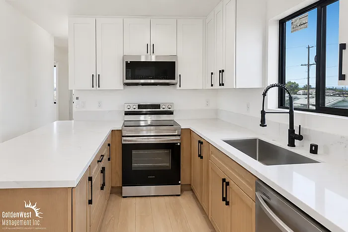 3075 Hawthorn St #5 — Photo 8