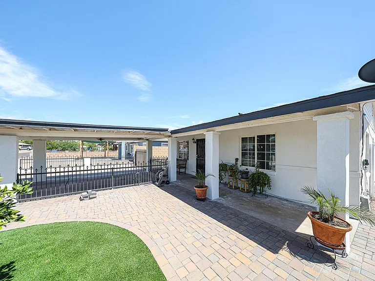 2217 E Harvard St — Photo 2